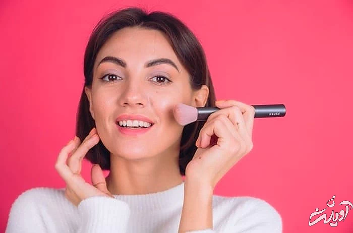 رژگونه ملیح و روشن برای کوچک نشان دادن پیشانی رژگونه ملیح و روشن